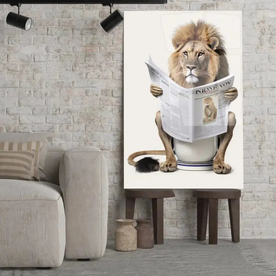 Tableau Lion aux toilettes en verre acrylique, posé sur des tabourets devant un mur de briques