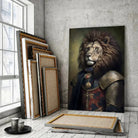 Tableau Lion avec Couronne et Armure Médiévale sur toile, posé devant des cadres empilés près d'une fenêtre