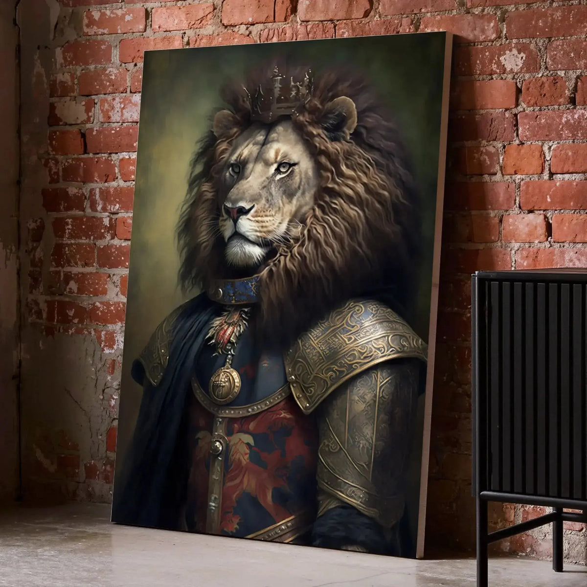 Tableau Lion avec Couronne et Armure Médiévale sur toile, posé au sol contre un mur de briques rouges
