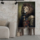 Tableau Lion avec Couronne et Armure Médiévale sur toile, posé sur des tabourets devant un mur de briques