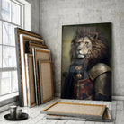 Tableau Lion avec Couronne et Armure Médiévale en verre acrylique, posé devant des cadres empilés