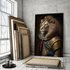 Tableau Lion Couronné en Habit Royal sur toile, posé devant des cadres empilés près d'une fenêtre