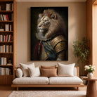 Tableau Lion Couronné en Habit Royal sur toile, accroché dans un salon avec bibliothèque