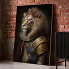 Tableau Lion Couronné en Habit Royal sur toile, posé au sol contre un mur de briques rouges