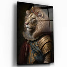 Tableau Lion Couronné en Habit Royal en verre acrylique, vue inclinée sur fond blanc