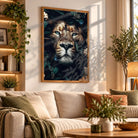 Tableau Lion feuillage en affiche encadrée bois dans un salon