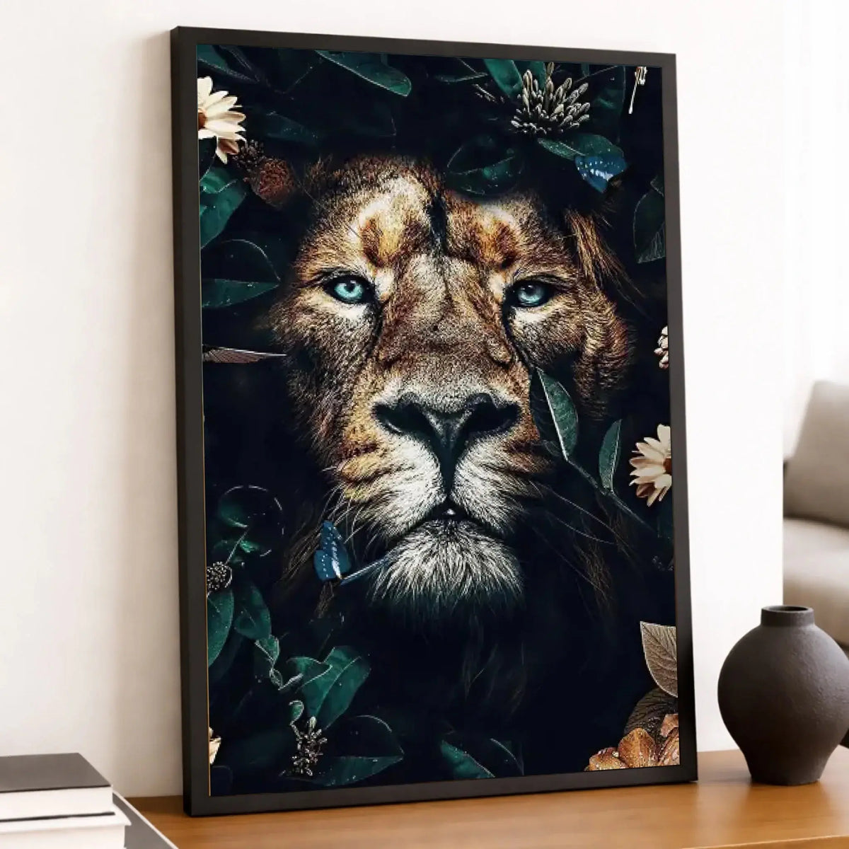 Tableau Lion feuillage en affiche encadrée noire sur une étagère