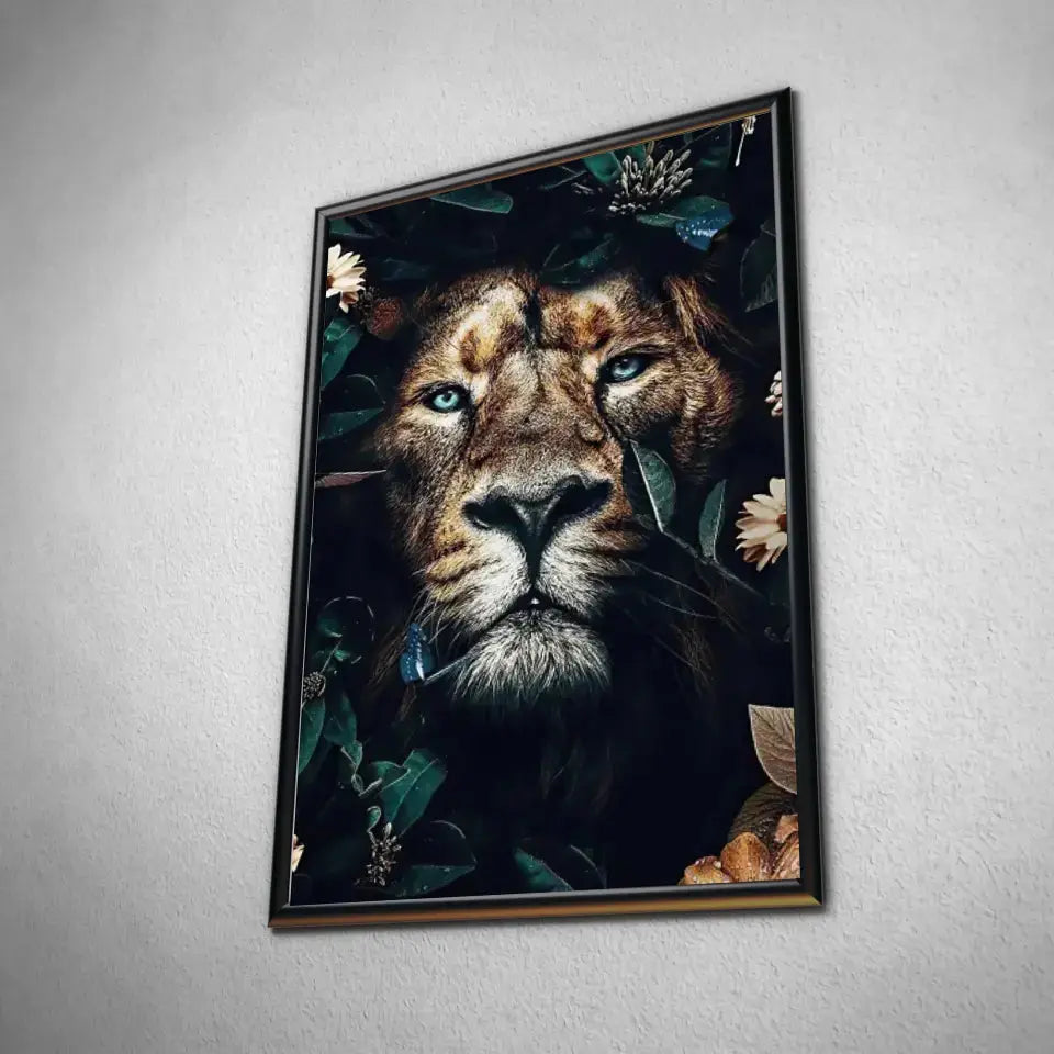 Tableau Lion feuillage en affiche encadrée noire, vue inclinée sur un mur gris
