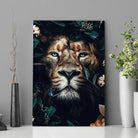 Tableau Lion feuillage en affiche posée sur une étagère avec des vases