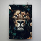 Tableau Lion feuillage en affiche suspendue par des pinces sur un mur gris