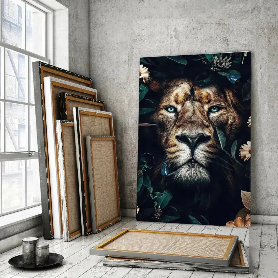 Tableau Lion feuillage sur toile, posé devant des cadres empilés près d'une fenêtre
