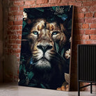 Tableau Lion feuillage sur toile, posé au sol contre un mur de briques rouges