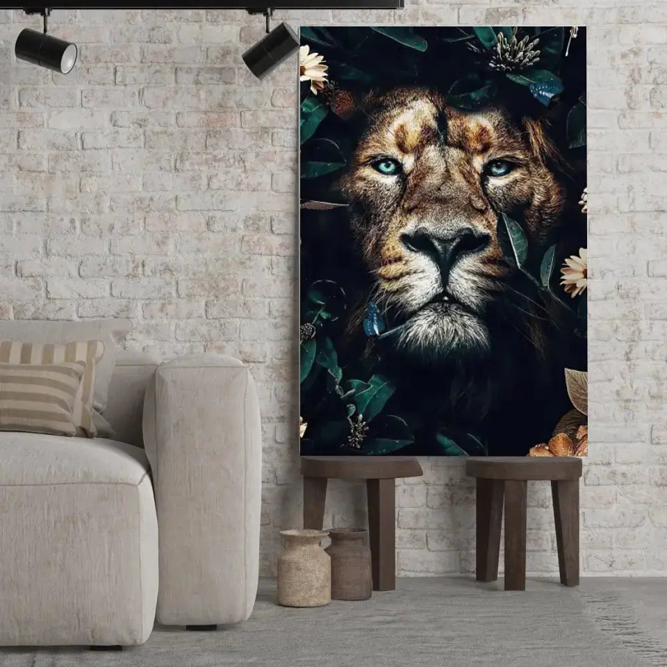Tableau Lion feuillage sur toile, posé sur des tabourets devant un mur de briques
