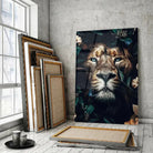Tableau Lion feuillage en verre acrylique, posé devant des cadres empilés