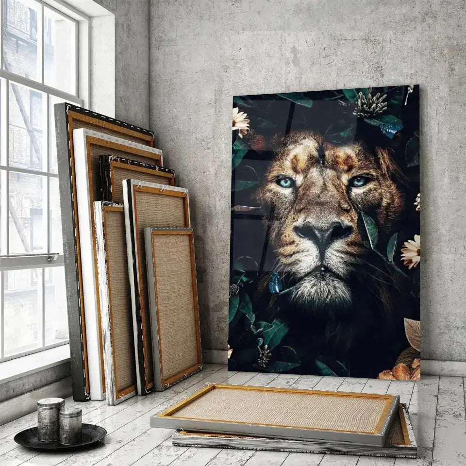 Tableau Lion feuillage en verre acrylique, posé devant des cadres empilés