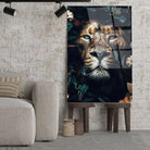 Tableau Lion feuillage en verre acrylique, posé sur des tabourets devant un mur de briques