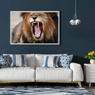 Tableau Décoratif Lion Rugissant en affiche encadrée dans un salon bleu nuit au-dessus d'un canapé blanc