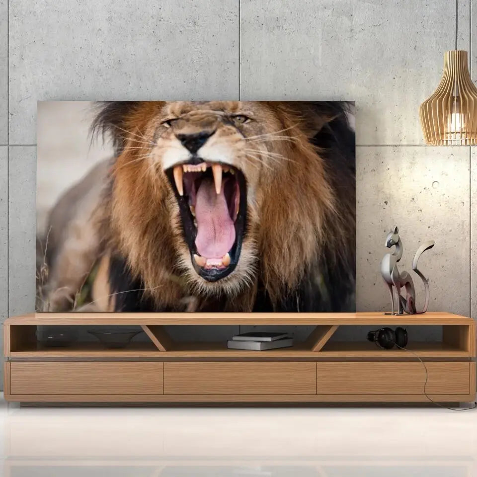 Tableau Décoratif Lion Rugissant sur toile, posée sur un meuble TV en bois devant un mur en béton
