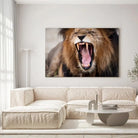 Tableau Décoratif Lion Rugissant sur toile, accrochée dans un salon lumineux au-dessus d'un canapé beige