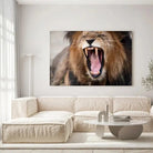 Tableau Décoratif Lion Rugissant en verre acrylique, accroché dans un salon lumineux au-dessus d'un canapé beige