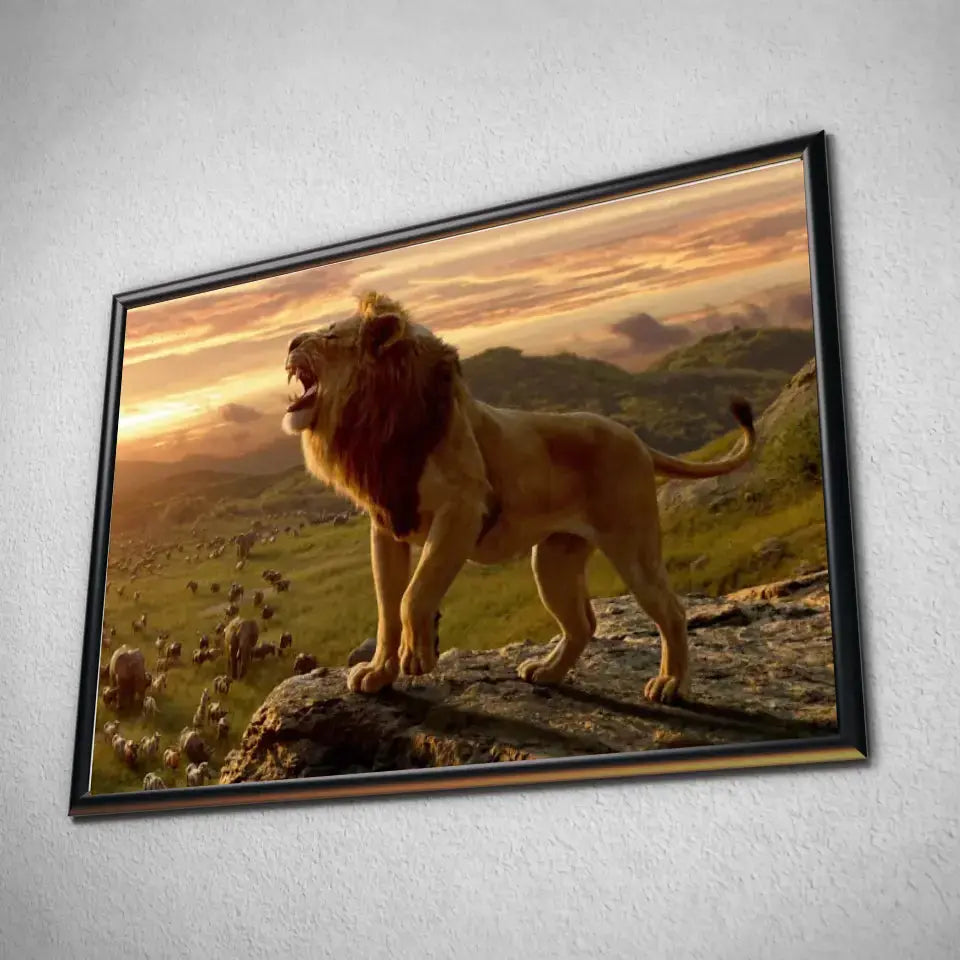 Tableau lion savane en affiche dans un cadre noir, vue inclinée sur un mur gris