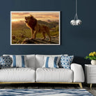Tableau lion savane en affiche encadrée dans un salon bleu nuit au-dessus d'un canapé blanc