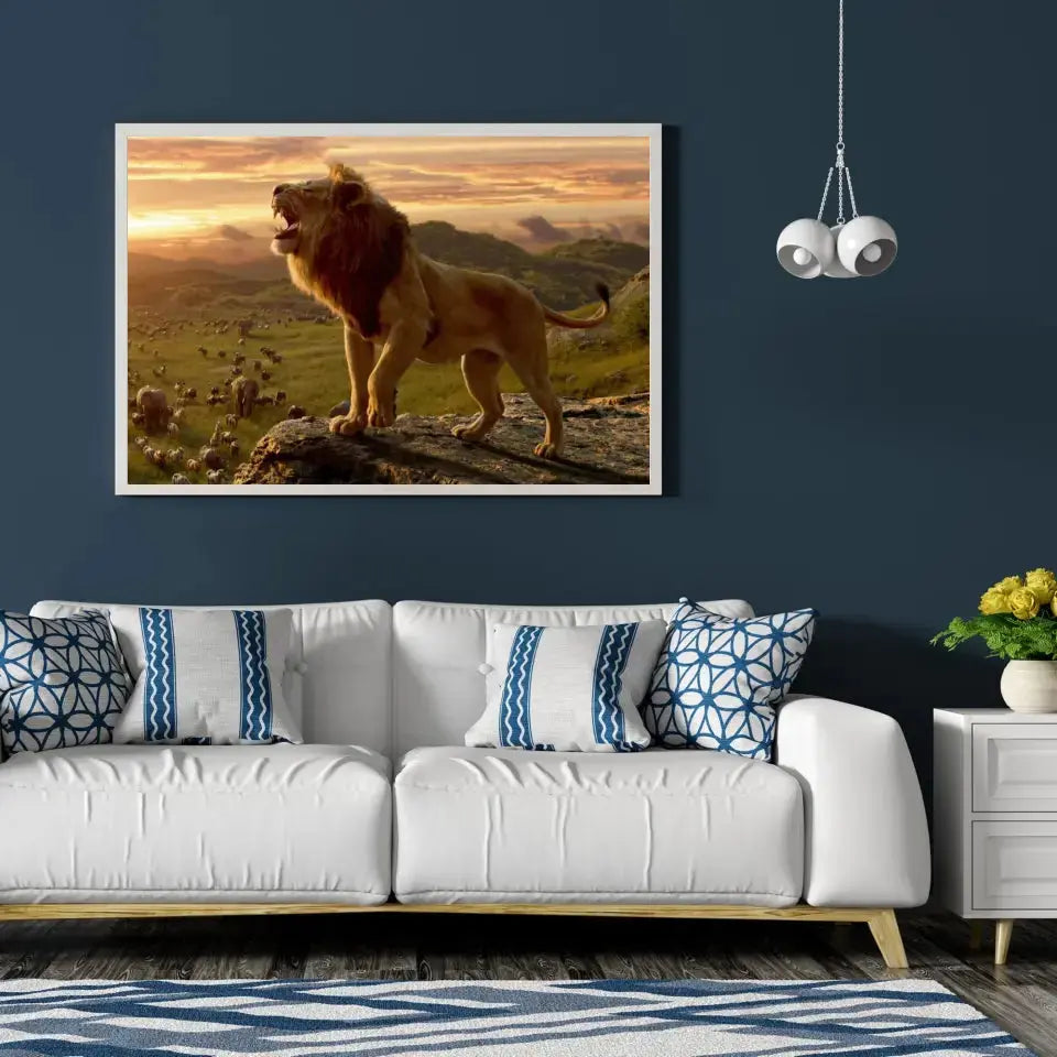 Tableau lion savane en affiche encadrée dans un salon bleu nuit au-dessus d'un canapé blanc