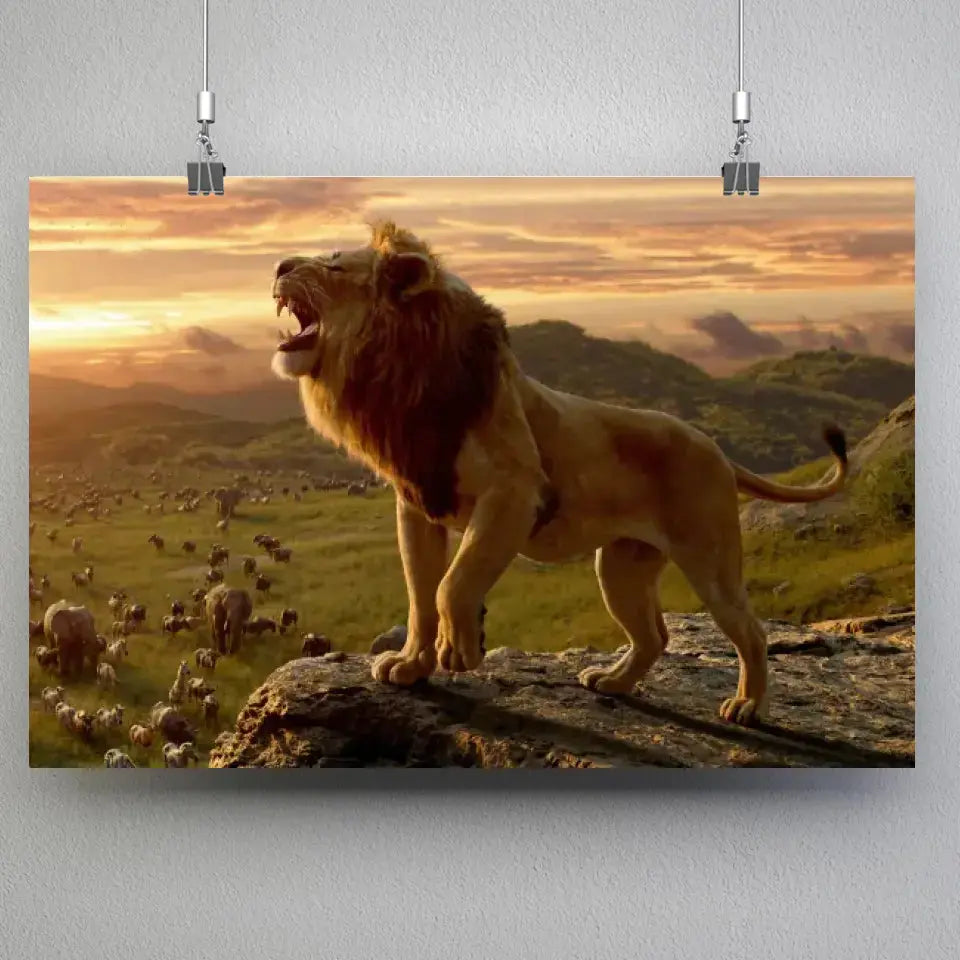 Tableau lion savane en affiche suspendue par des pinces sur un mur gris