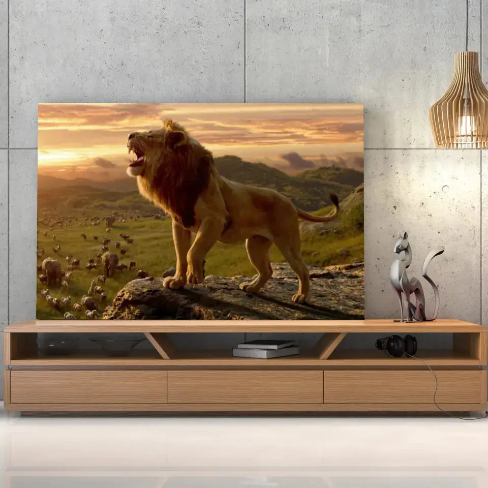 Tableau lion savane sur toile, posée sur un meuble TV en bois devant un mur en béton