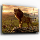 Tableau lion savane en verre acrylique, vue inclinée sur fond blanc