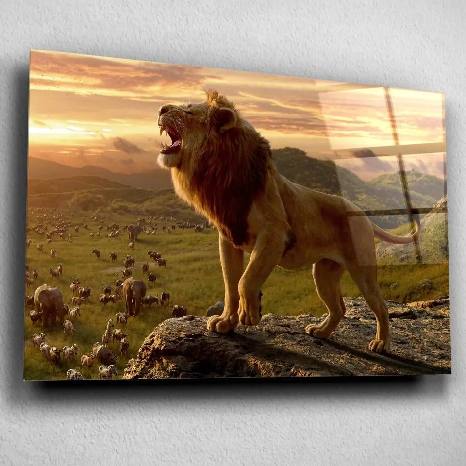 Tableau lion savane en verre acrylique, vue inclinée sur un mur gris clair