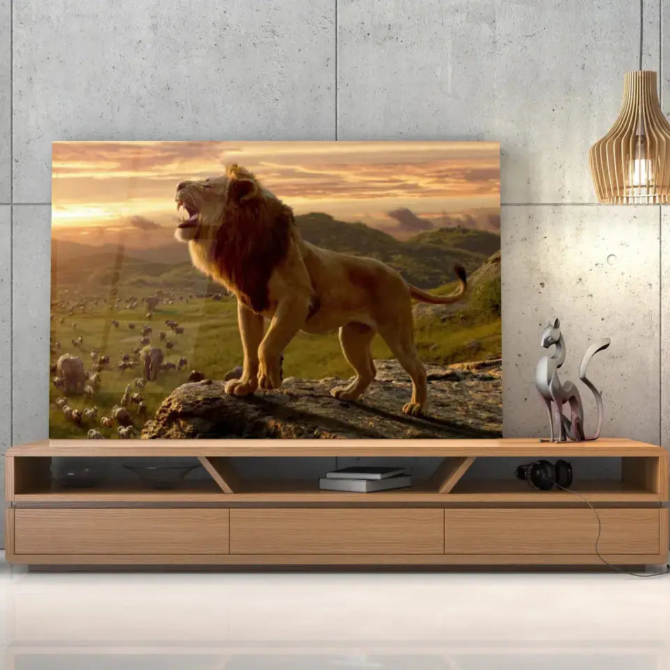 Tableau lion savane en verre acrylique, posé sur un meuble TV en bois devant un mur en béton