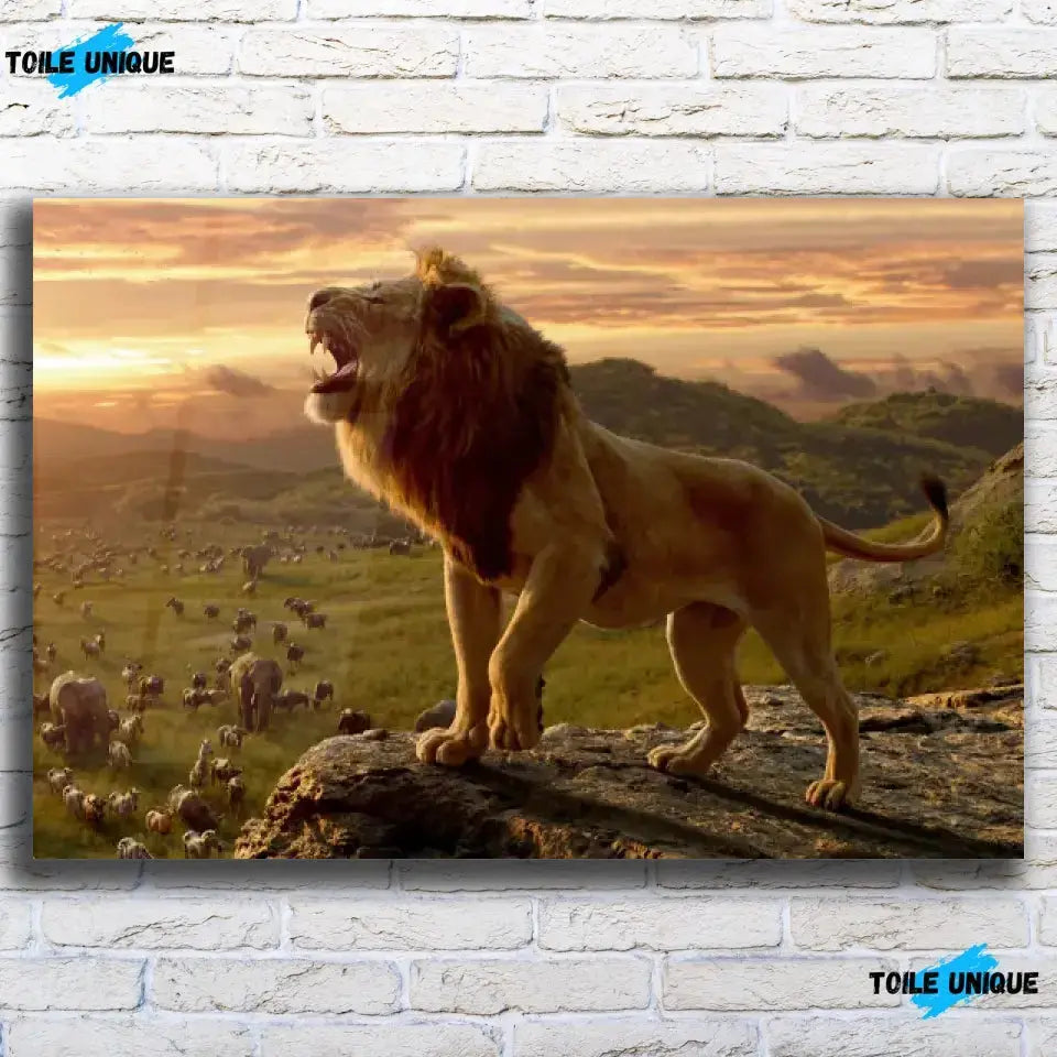 Tableau lion savane en verre acrylique, vue de face sur un mur de briques blanches
