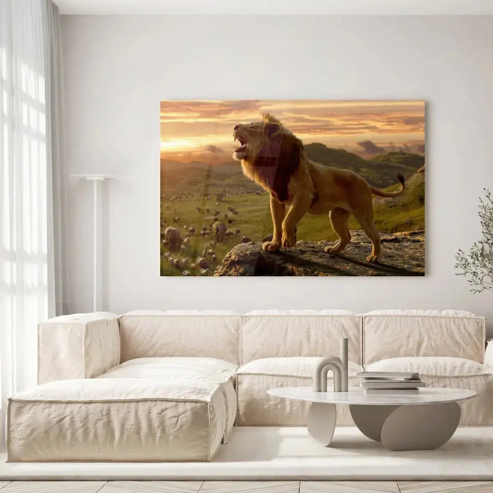 Tableau lion savane en verre acrylique, accroché dans un salon lumineux au-dessus d'un canapé beige
