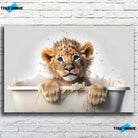 Tableau Lionceau dans la Baignoire sur toile, vue de face sur un mur de briques blanches
