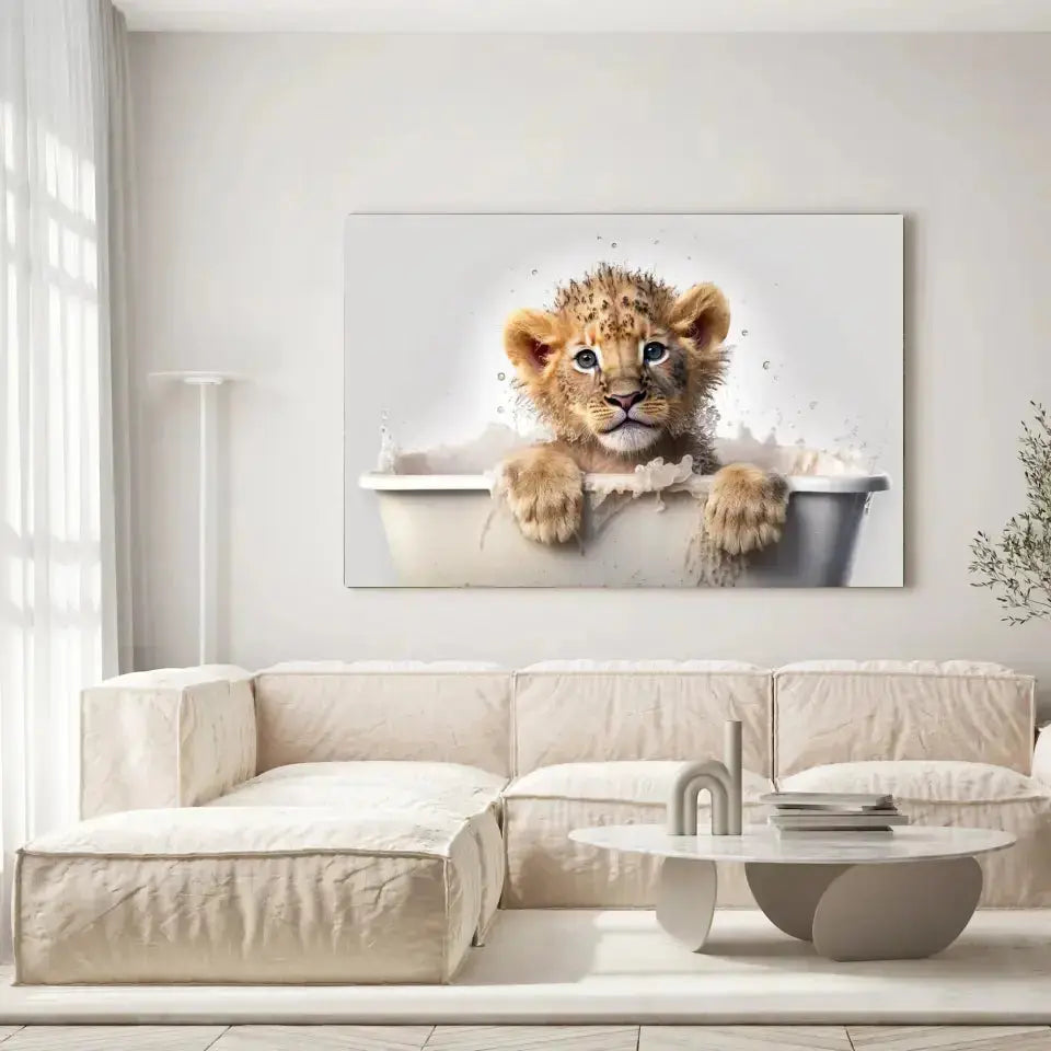 Tableau Lionceau dans la Baignoire sur toile, accrochée dans un salon lumineux au-dessus d'un canapé beige