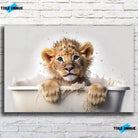 Tableau Lionceau dans la Baignoire en verre acrylique, vue de face sur un mur de briques blanches