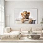 Tableau Lionceau dans la Baignoire en verre acrylique, accroché dans un salon lumineux au-dessus d'un canapé beige