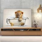 Tableau Lionceau dans un Bain en verre acrylique, posé sur un meuble TV en bois devant un mur en béton