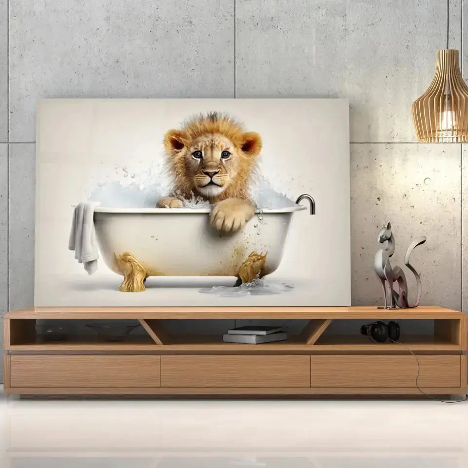 Tableau Lionceau dans un Bain en verre acrylique, posé sur un meuble TV en bois devant un mur en béton