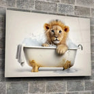 Tableau Lionceau dans un Bain en verre acrylique, fixé sur un mur de pierre