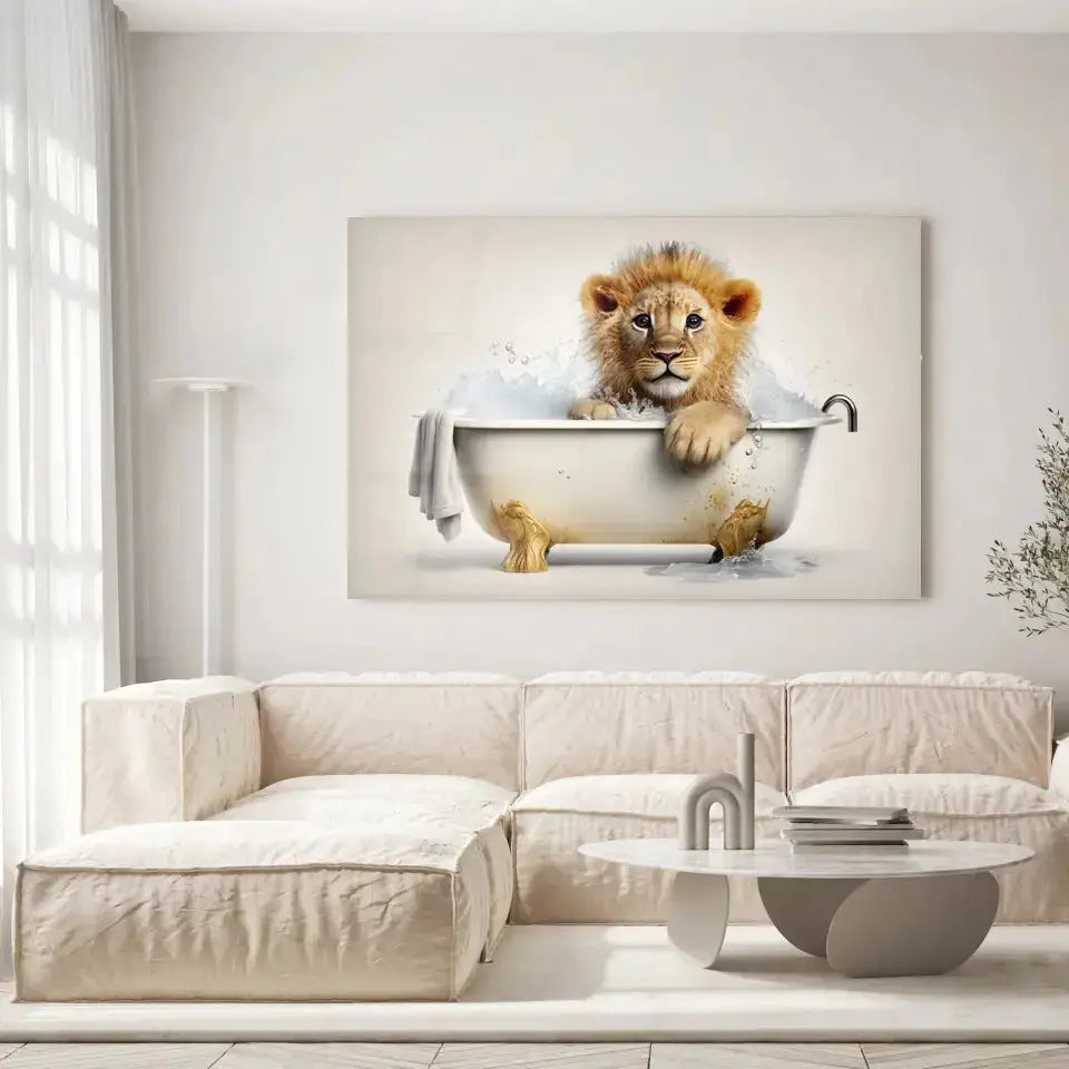 Tableau Lionceau dans un Bain en verre acrylique, accroché dans un salon lumineux au-dessus d'un canapé beige