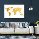 Tableau Décoratif Map Monde Fond Blanc en affiche encadrée dans un salon bleu nuit au-dessus d'un canapé blanc