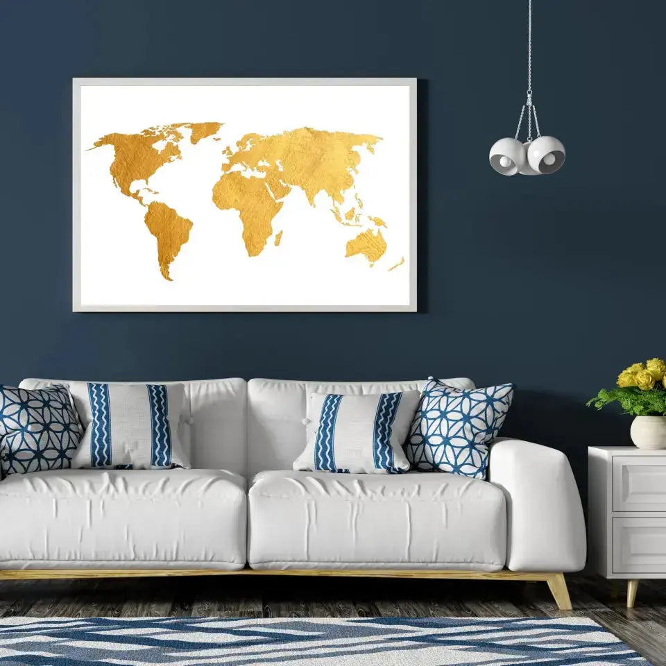 Tableau Décoratif Map Monde Fond Blanc en affiche encadrée dans un salon bleu nuit au-dessus d'un canapé blanc