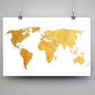 Tableau Décoratif Map Monde Fond Blanc en affiche suspendue par des pinces sur un mur gris