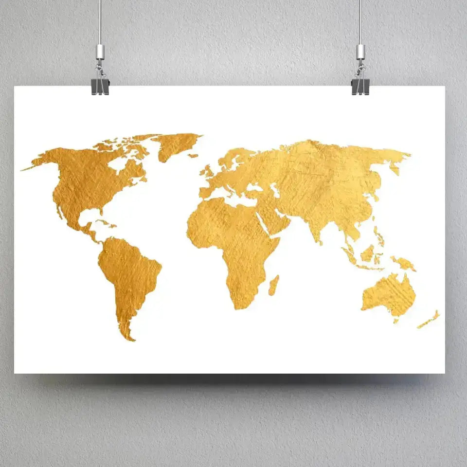 Tableau Décoratif Map Monde Fond Blanc en affiche suspendue par des pinces sur un mur gris