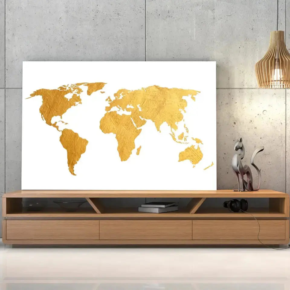 Tableau Décoratif Map Monde Fond Blanc sur toile, posée sur un meuble TV en bois devant un mur en béton