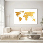 Tableau Décoratif Map Monde Fond Blanc sur toile, accrochée dans un salon lumineux au-dessus d'un canapé beige