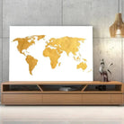 Tableau Décoratif Map Monde Fond Blanc en verre acrylique, posé sur un meuble TV en bois devant un mur en béton