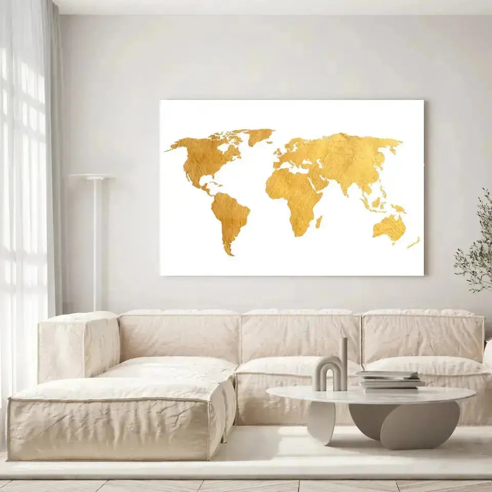 Tableau Décoratif Map Monde Fond Blanc en verre acrylique, accroché dans un salon lumineux au-dessus d'un canapé beige
